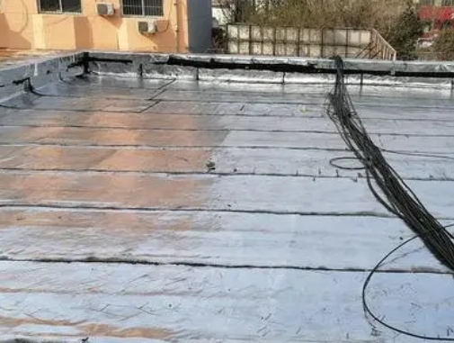 古交卫生间漏水维修公司分享下古交屋面楼顶防水刚性防水层施工要点。